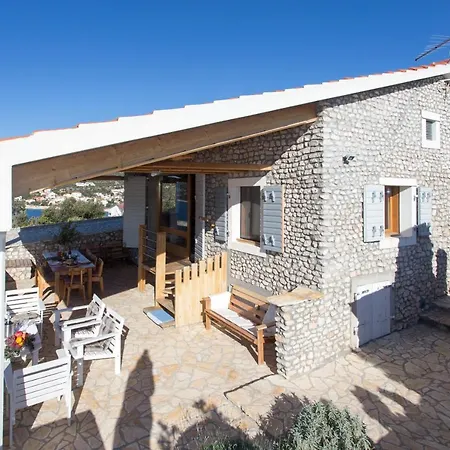 بيت للعطل Villa, Stone House With Swimming Pool & Sauna, Beach, سيفيد
