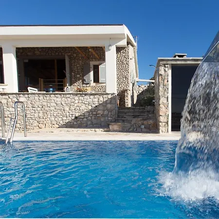 別荘 Villa, Stone House With Swimming Pool & Sauna, Beach,